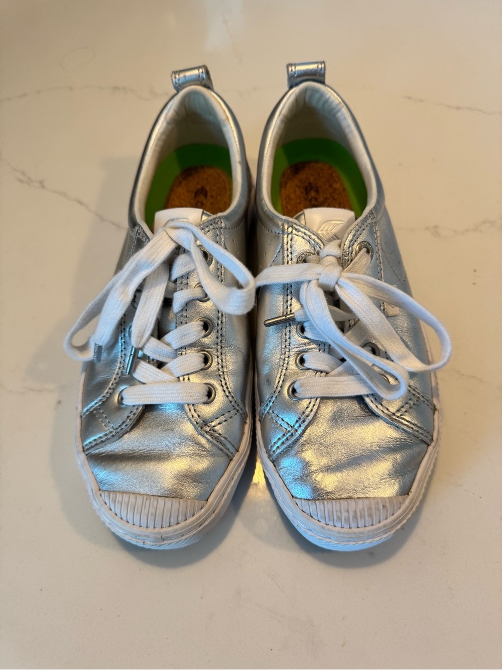 Cariuma OCA Low Metallic Silver Lace-Up Sneakers